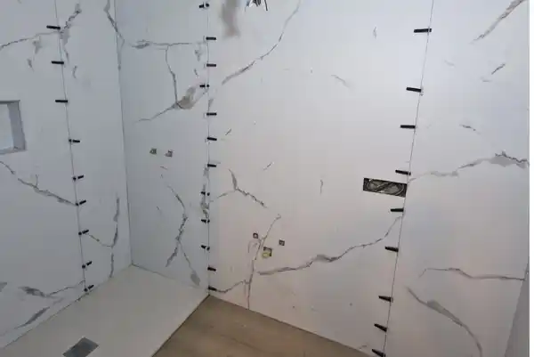 Instalación de porcelanato gran formato con sistema de nivelación